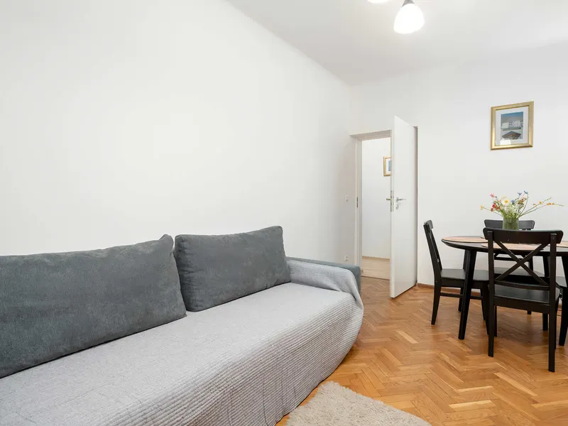 Przytulny Apartament | Dwie Sypialnie, Blisko Parku i Rynku – zdjęcie 1