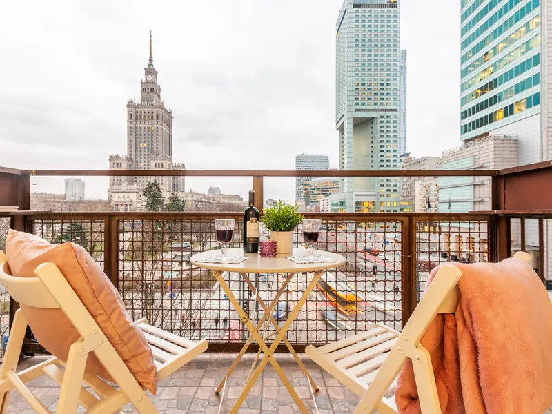 Elegant Apartment in the Center | Balcony and Workspace – photo 2