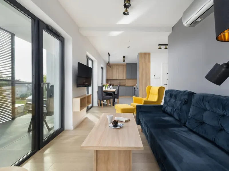 Komfortowy Apartament 80 m od Plaży | Balkon i Parking – zdjęcie 1