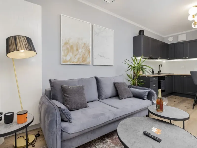 Nowoczesny Apartament w Centrum | Balkon, Blisko Plaży – zdjęcie 1