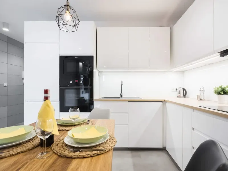 Elegant Apartment with Balcony | Parking | Workspace – photo 3