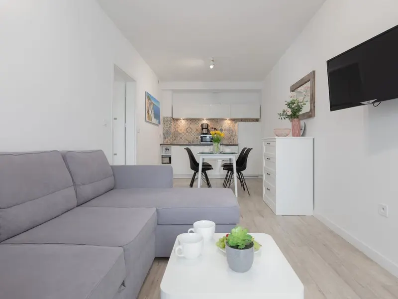 Komfortable Wohnung mit Balkon | 3 Minuten zum Strand – Foto 1