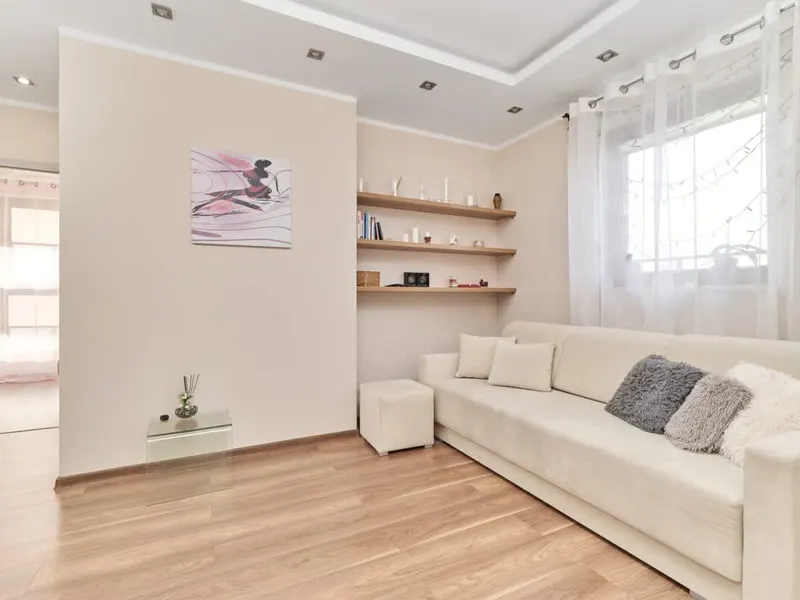 Jasny Apartament z Balkonem | Parking – zdjęcie 1