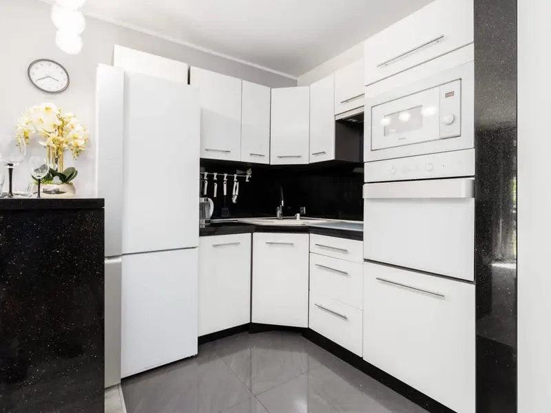 Komfortowy Apartament z Ogródkiem | Prywatny Parking – zdjęcie 3