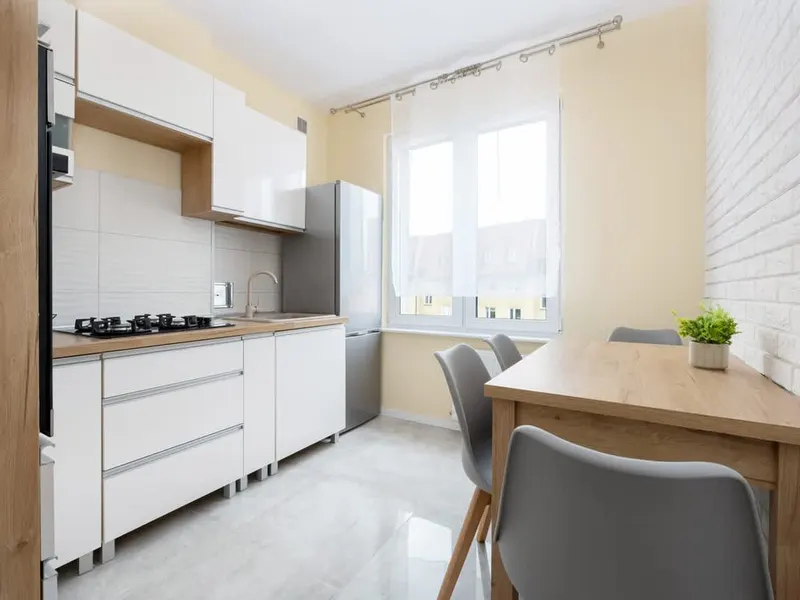 Jasny Apartament z Balkonem | 1 km do Plaży – zdjęcie 4