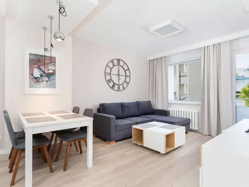 Przestronny Apartament | 2 Sypialnie i Balkon z Widokiem na Port – zdjęcie 1