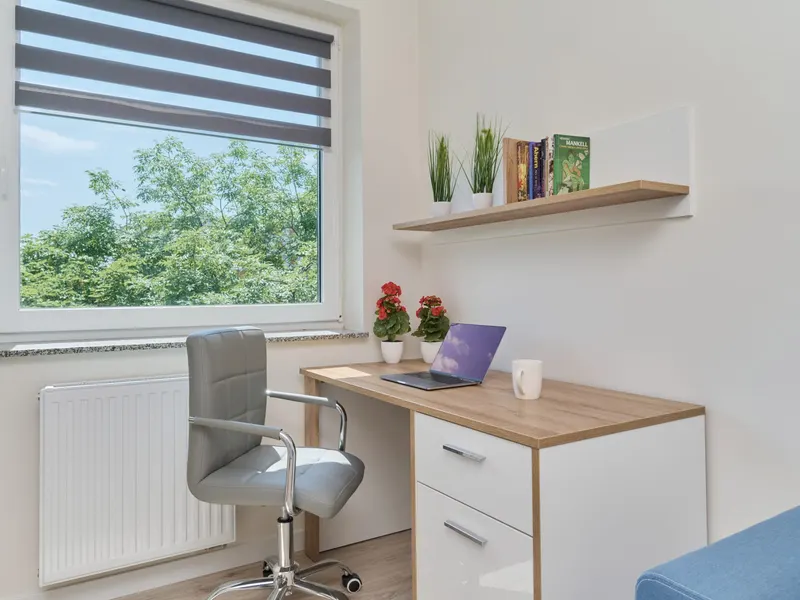 Jasny apartament z dwiema sypialniami | Garaż i biurko – zdjęcie 5