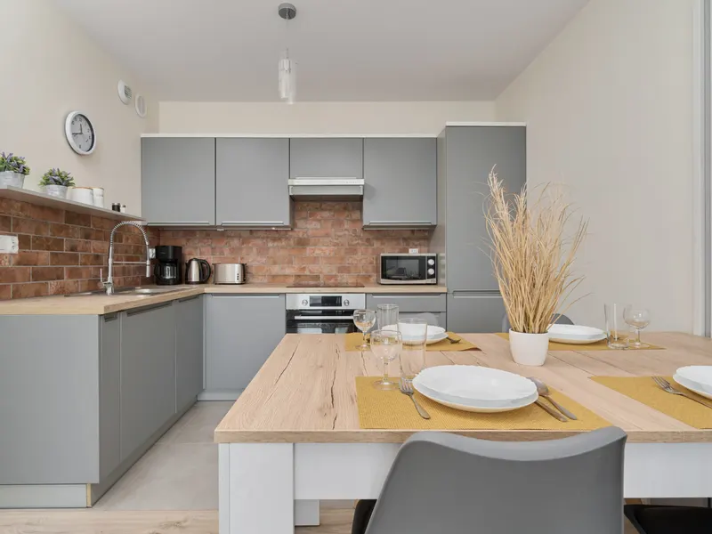 Jasny apartament z dwiema sypialniami | Garaż i biurko – zdjęcie 4