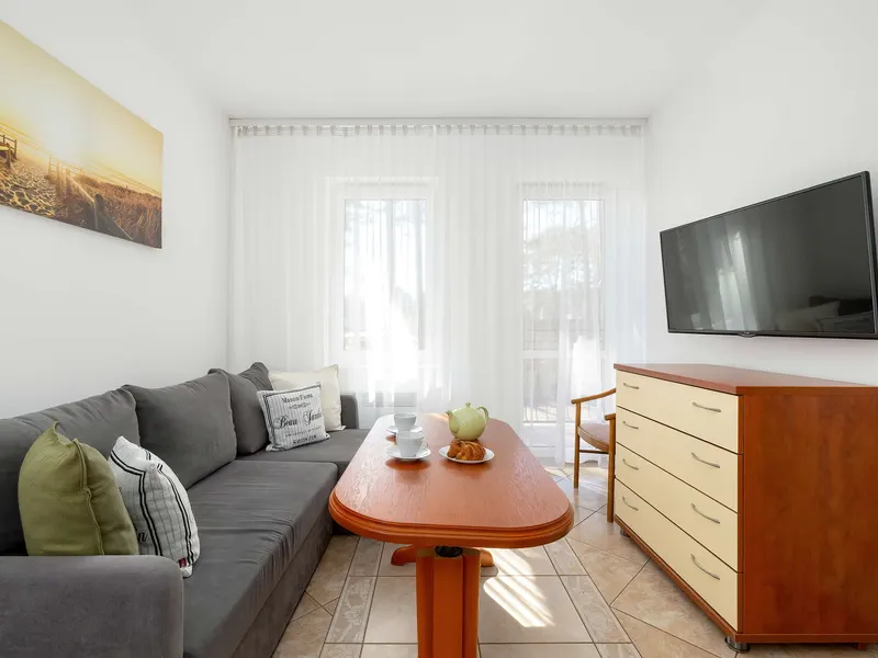 Funkcjonalny Apartament | Balkon i 300 m do Plaży – zdjęcie 1