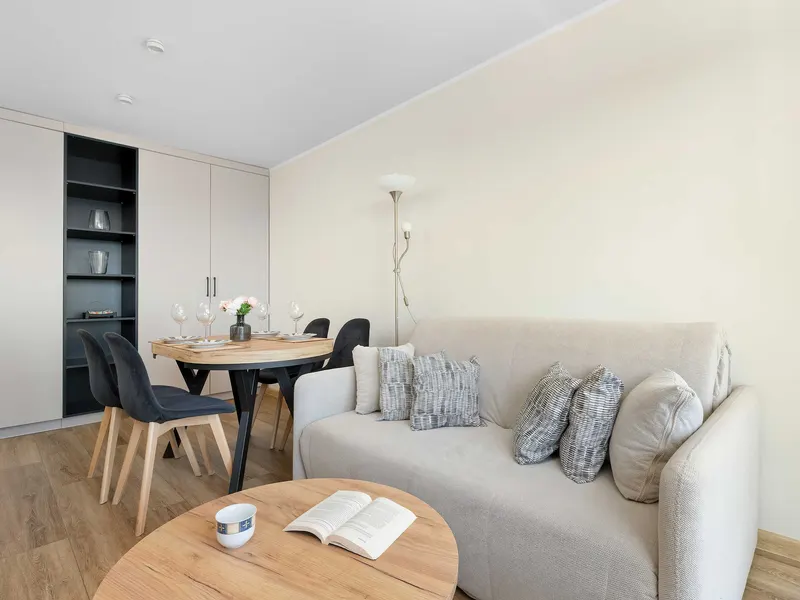 Apartament z Balkonem | Widok na Morze i Bliskość Plaży – zdjęcie 1