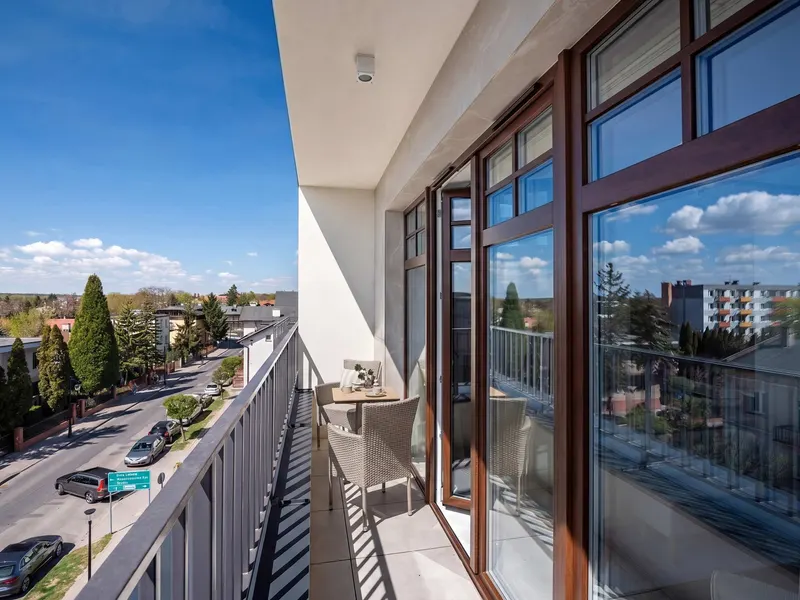 Modernes Studio mit Balkon | Arbeitsbereich – Foto 3