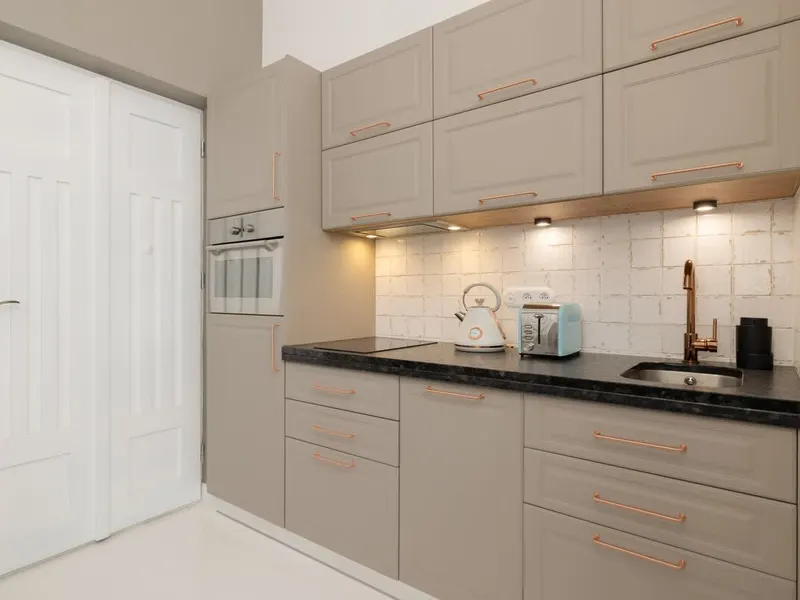 Geschmackvolles Apartment mit Balkon | Klimaanlage | Nahe dem Zentrum – Foto 3