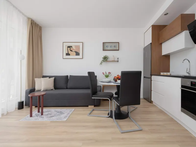 Bright Apartment with Parking and Balcony | Close to the Airport – photo 5