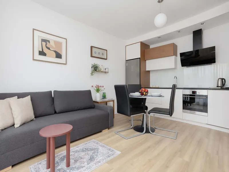Bright Apartment with Parking and Balcony | Close to the Airport – photo 1