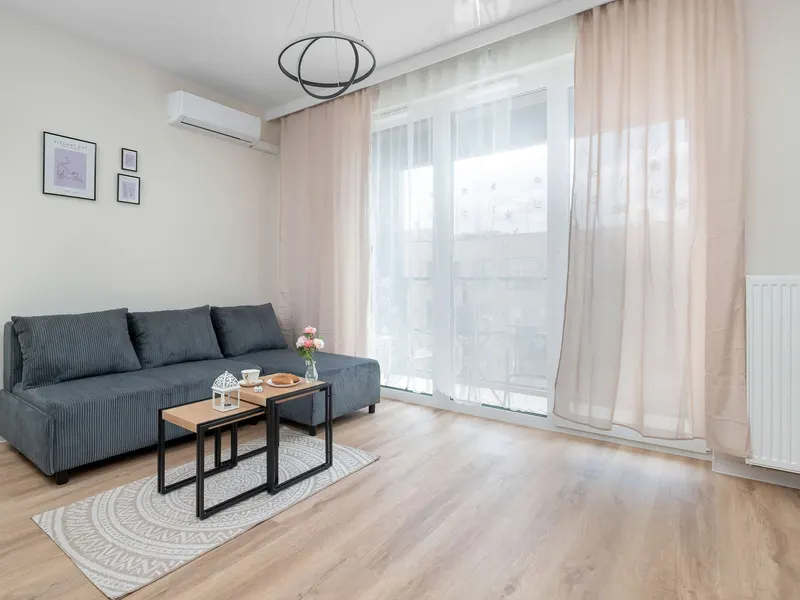 Klimatyzowany Apartament z Balkonem w Centrum | Blisko Stacja Kolejowa – zdjęcie 1