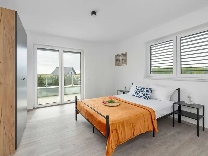 Helles Apartment mit großer Terrasse | Parkplatz – Foto 2