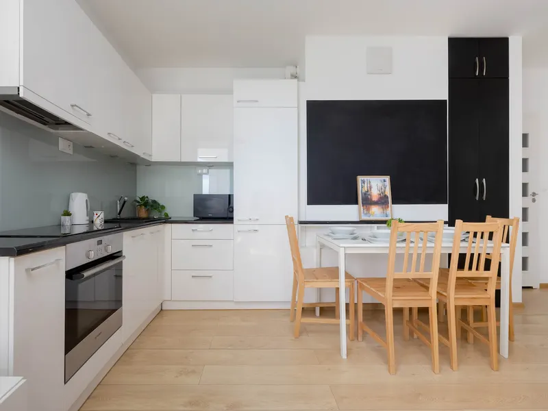 Black and Blue Apartment with Desk | Parking – photo 3