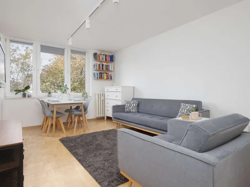 Geräumiges Apartment | Arbeitsbereich, Bad und Balkon – Foto 1