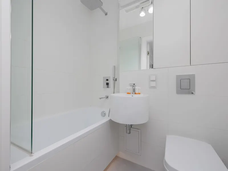 Geräumiges Apartment | Arbeitsbereich, Bad und Balkon – Foto 5