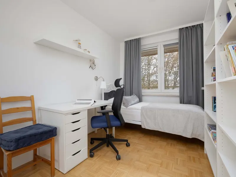 Geräumiges Apartment | Arbeitsbereich, Bad und Balkon – Foto 3