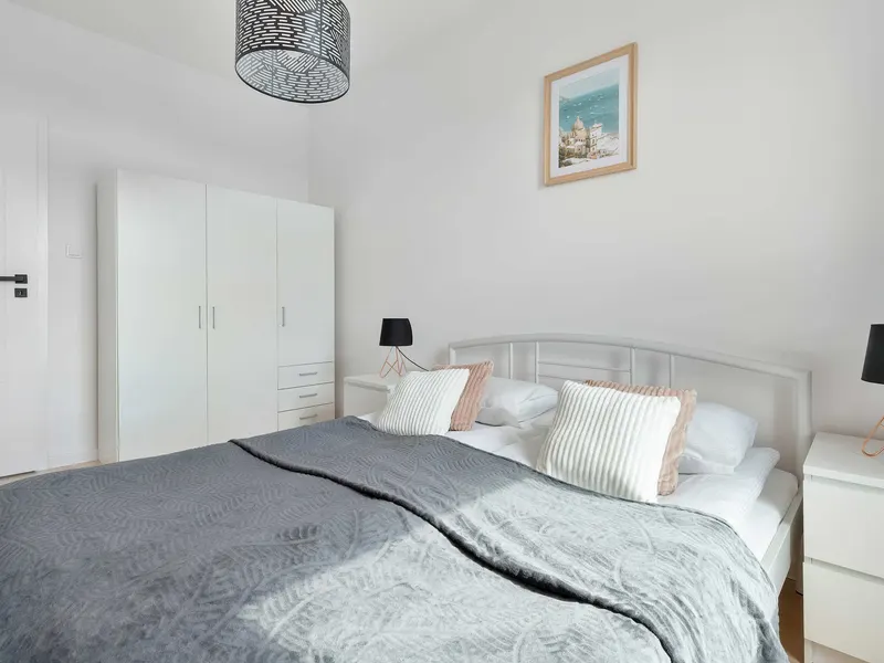 Stylish Apartment with Balcony & Workspace | Parking – photo 2