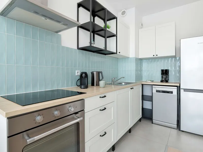 Stylish Apartment with Balcony & Workspace | Parking – photo 3