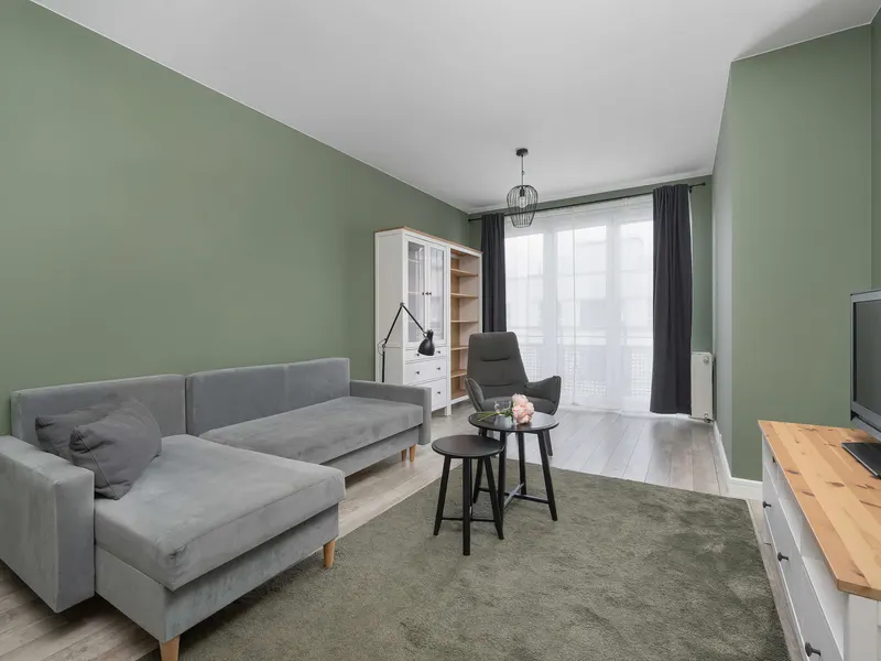 Przytulny Apartament z Balkonem | Blisko Parków i Toru Partynice – zdjęcie 1