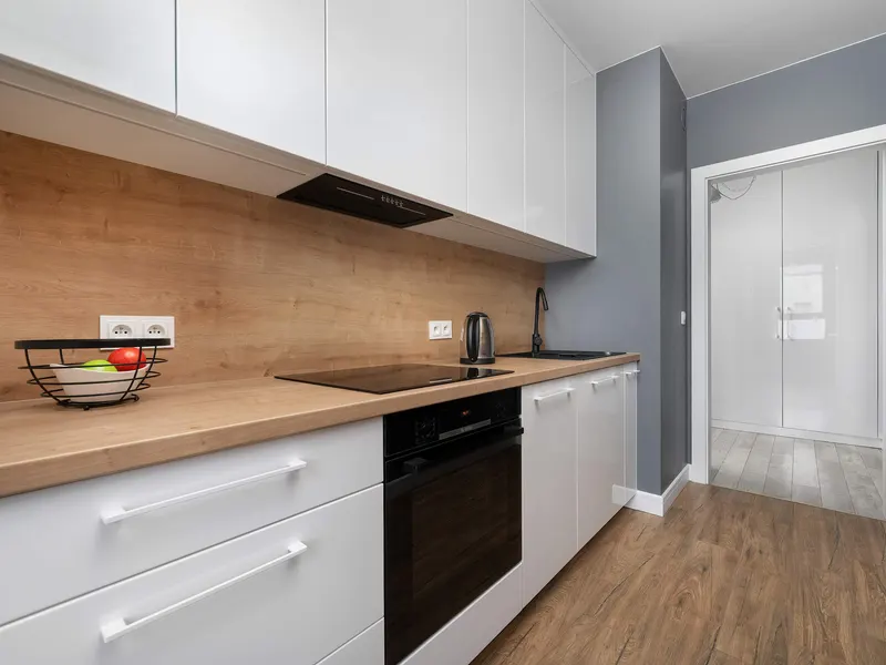 Przytulny Apartament z Balkonem | Blisko Parków i Toru Partynice – zdjęcie 3