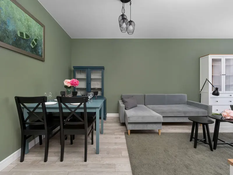 Przytulny Apartament z Balkonem | Blisko Parków i Toru Partynice – zdjęcie 5