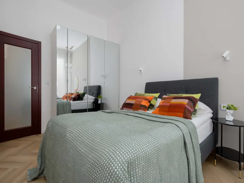 Spacious Apartment with a Desk | Old Town – photo 2