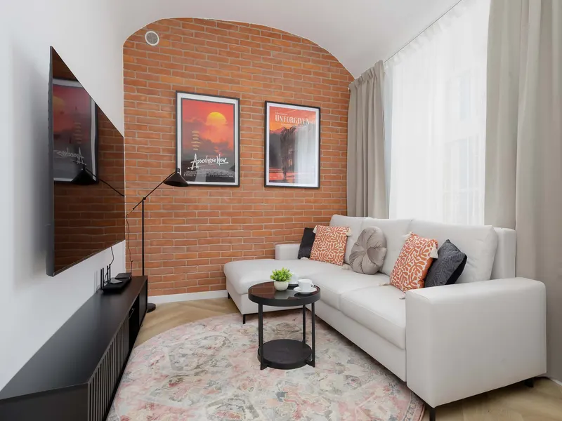 Spacious Apartment with a Desk | Old Town – photo 1