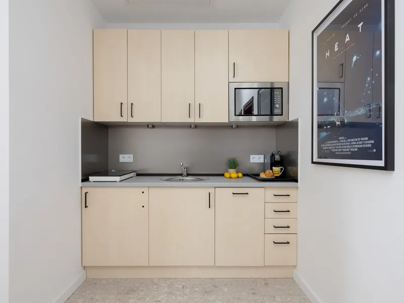 Spacious Apartment with a Desk | Old Town – photo 4