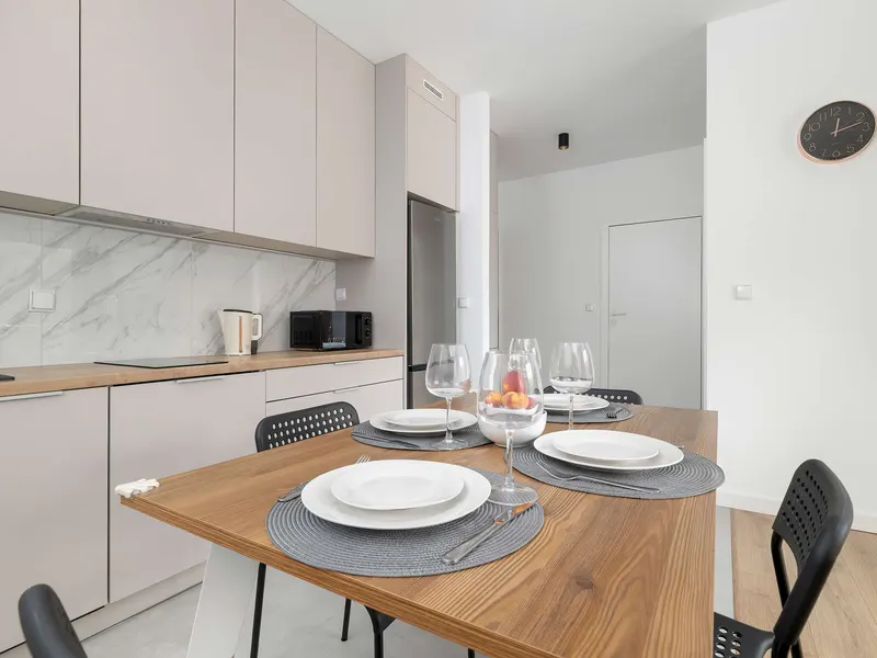 Elegantes Appartement mit Bergblick | Balkon & Parkplatz – Foto 4