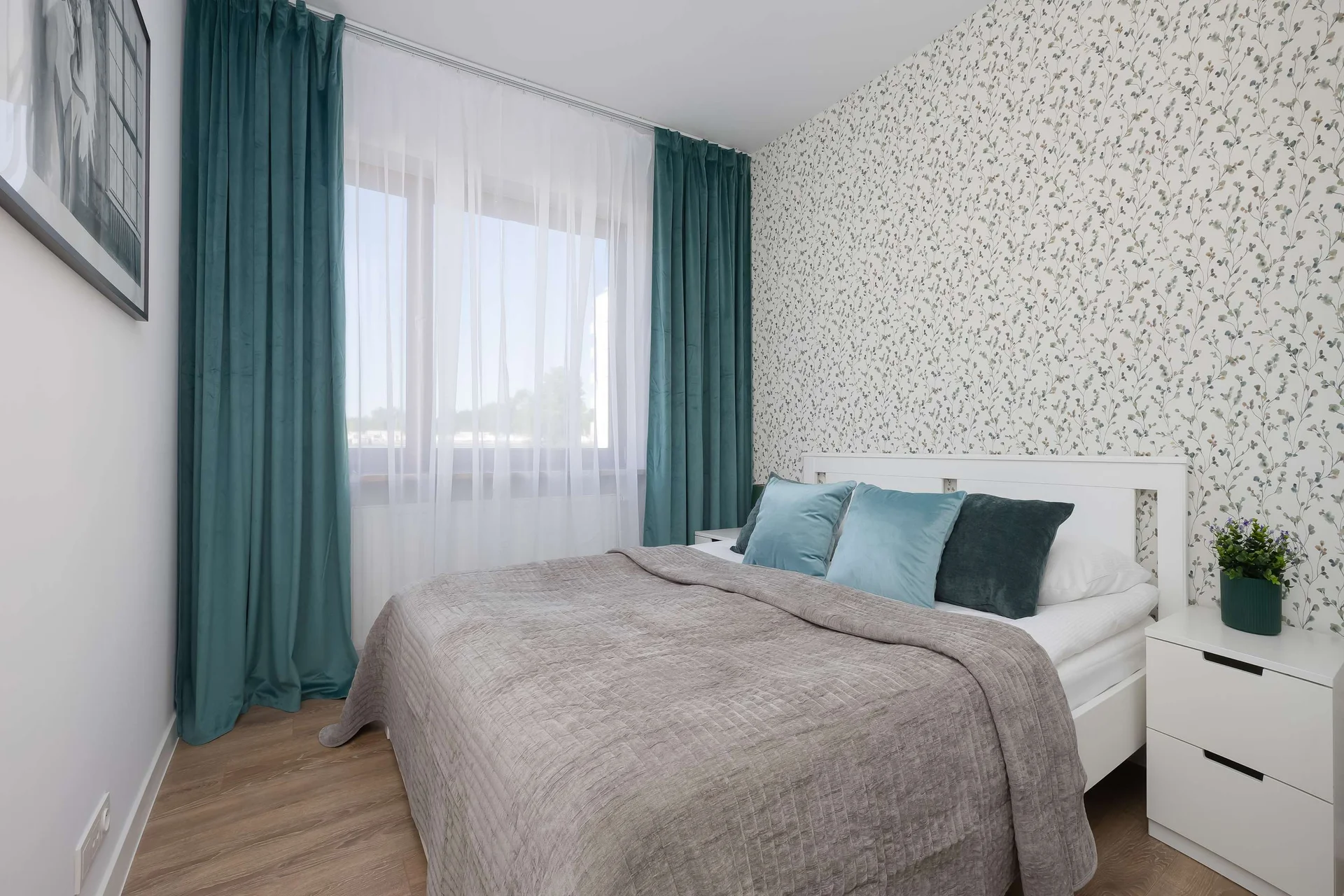 Cozy bedroom with a comfortable double bed and natural light.