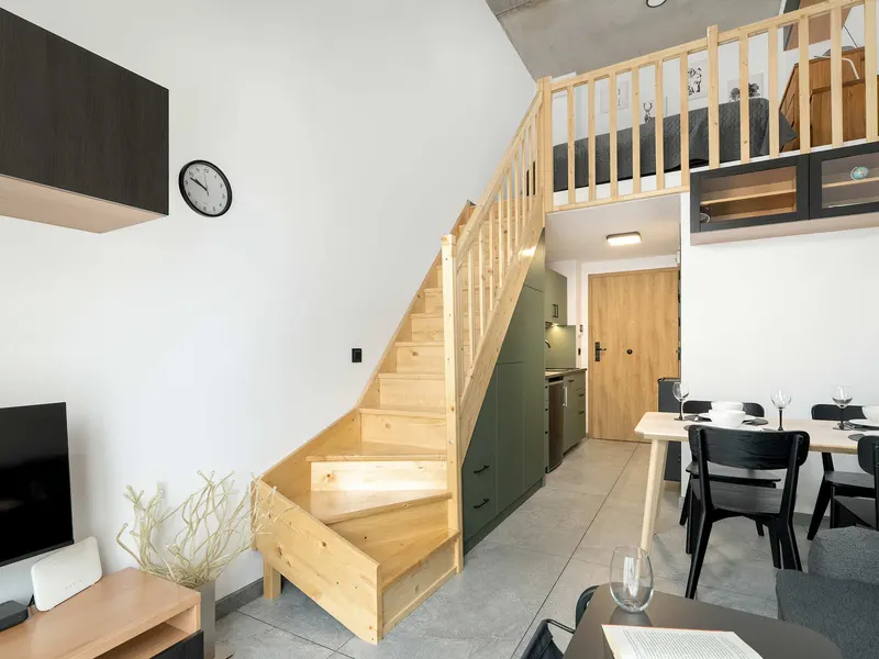 Kompaktowe Studio z Antresolą | Balkon | Blisko Centrum – zdjęcie 3