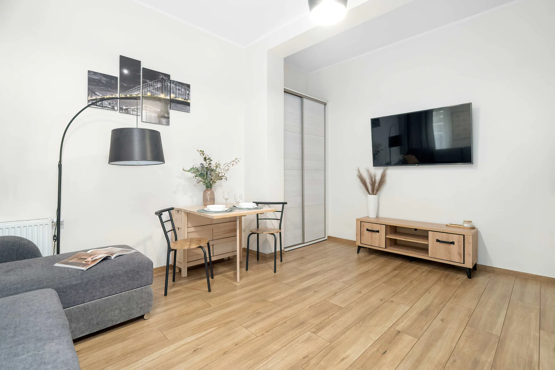 Bright studio featuring a cozy seating area, dining table and Smart TV for relaxing evenings.