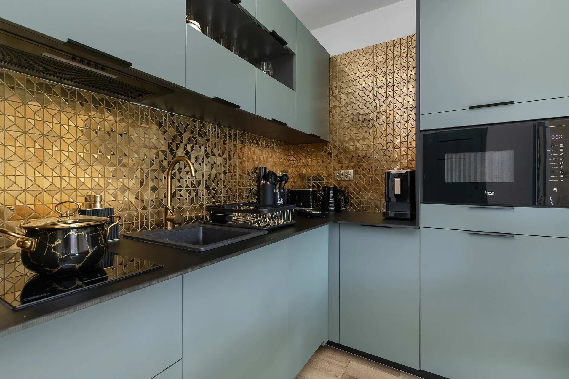 The kitchenette has everything you need to cook a delicious meal.