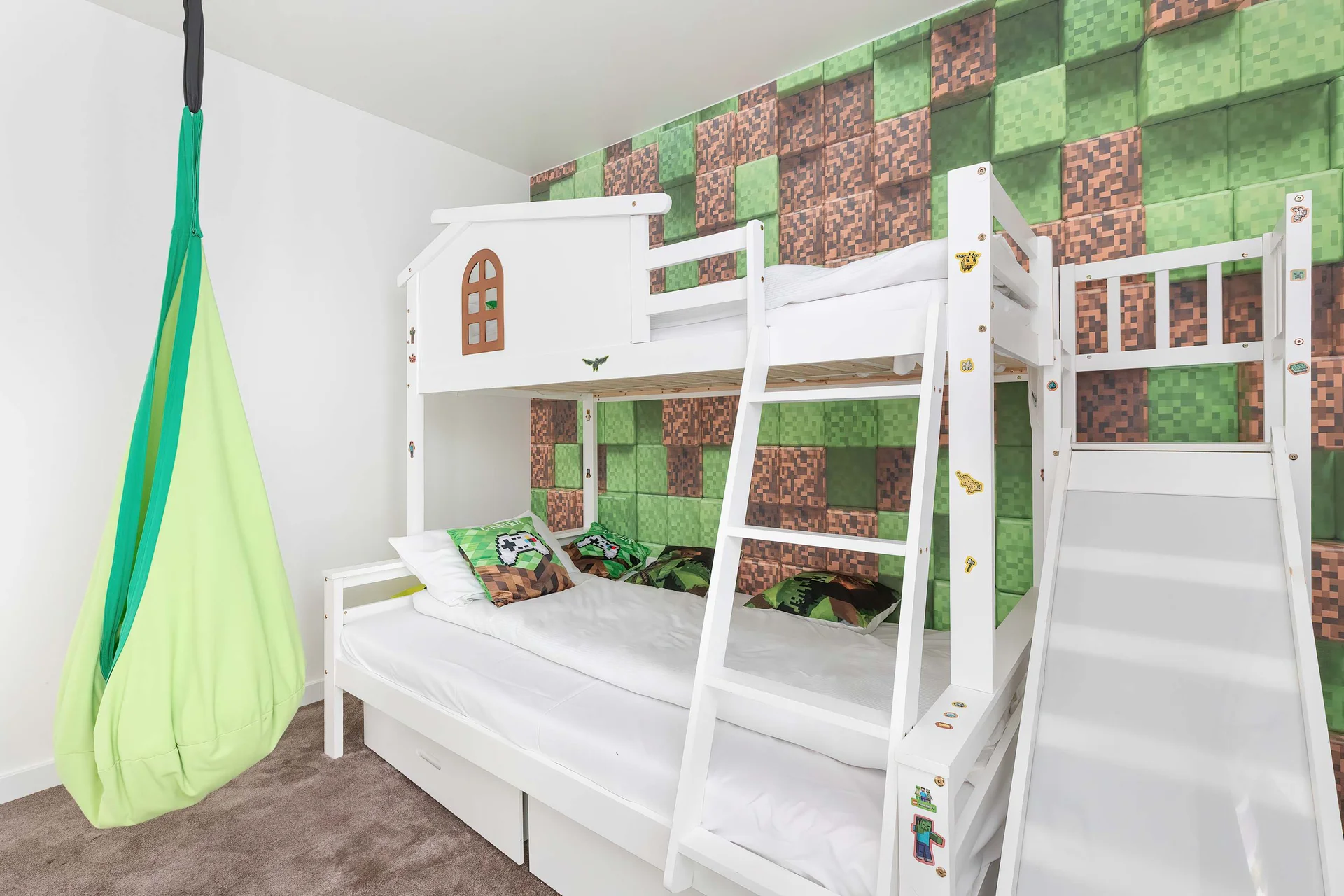 The bedroom's modern design ensures a comfortable stay.