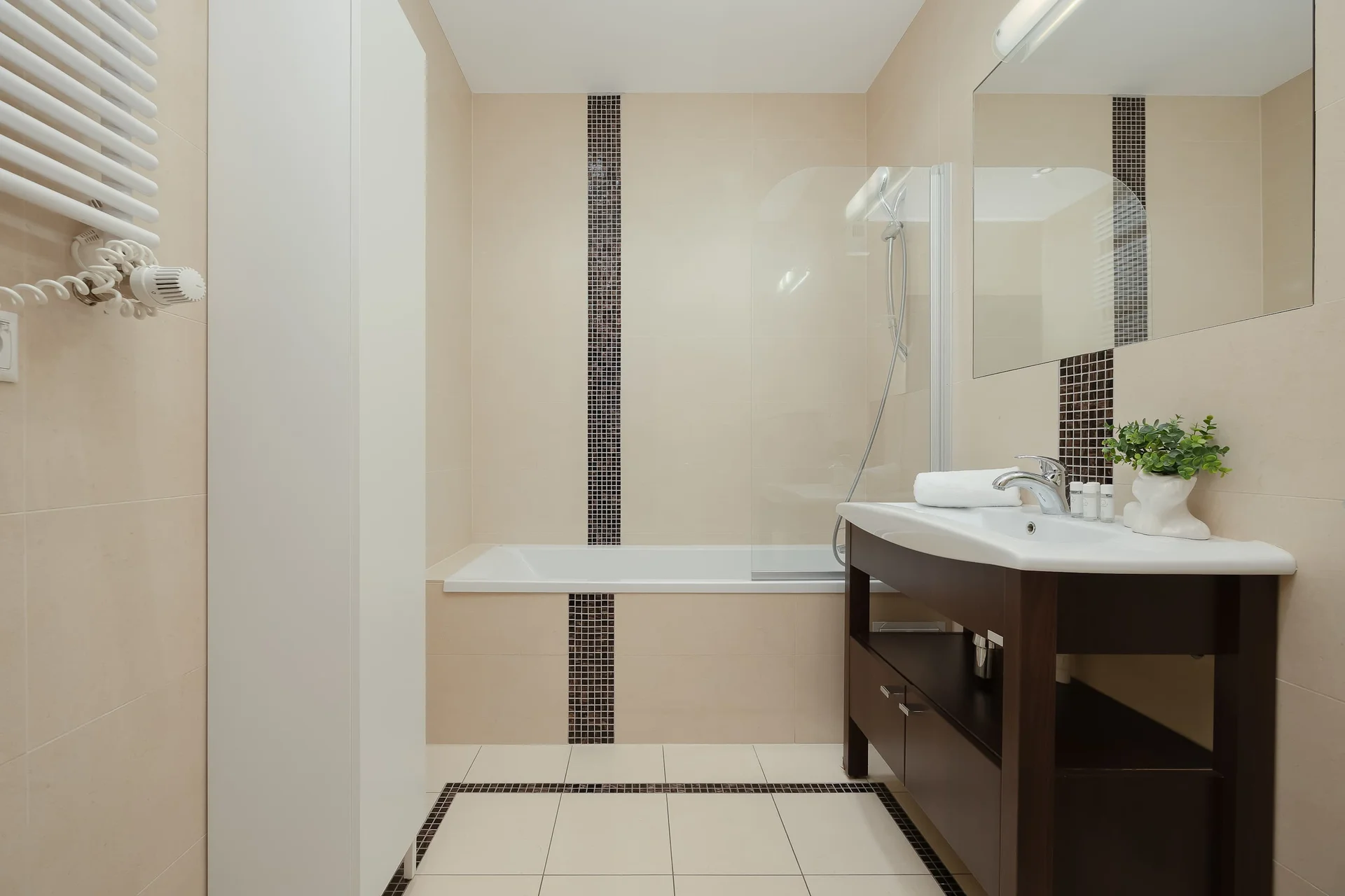 Elegant bathroom with a bathtub and contemporary finishes.