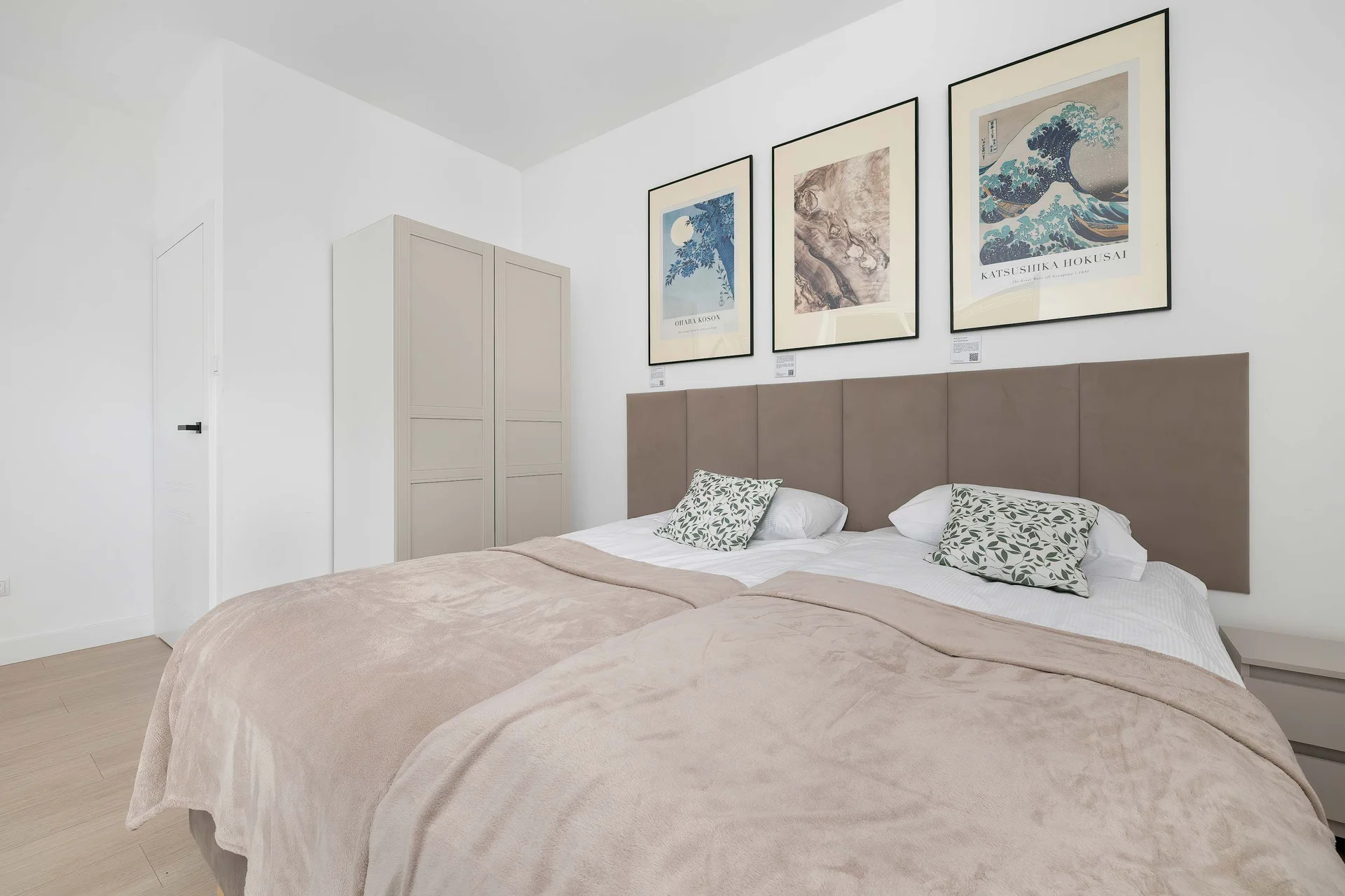 The bedroom's modern design ensures a comfortable stay.