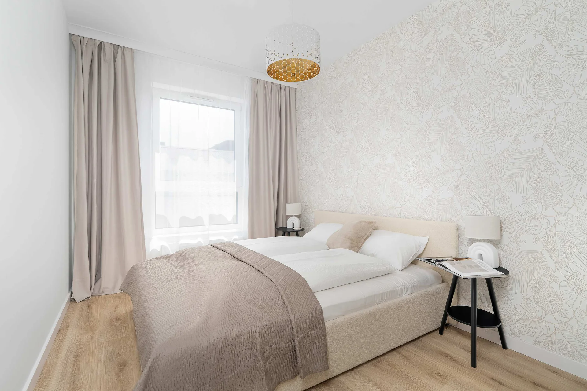 Cozy bedroom featuring a double bed, soft textiles, and subtle decorative details.
