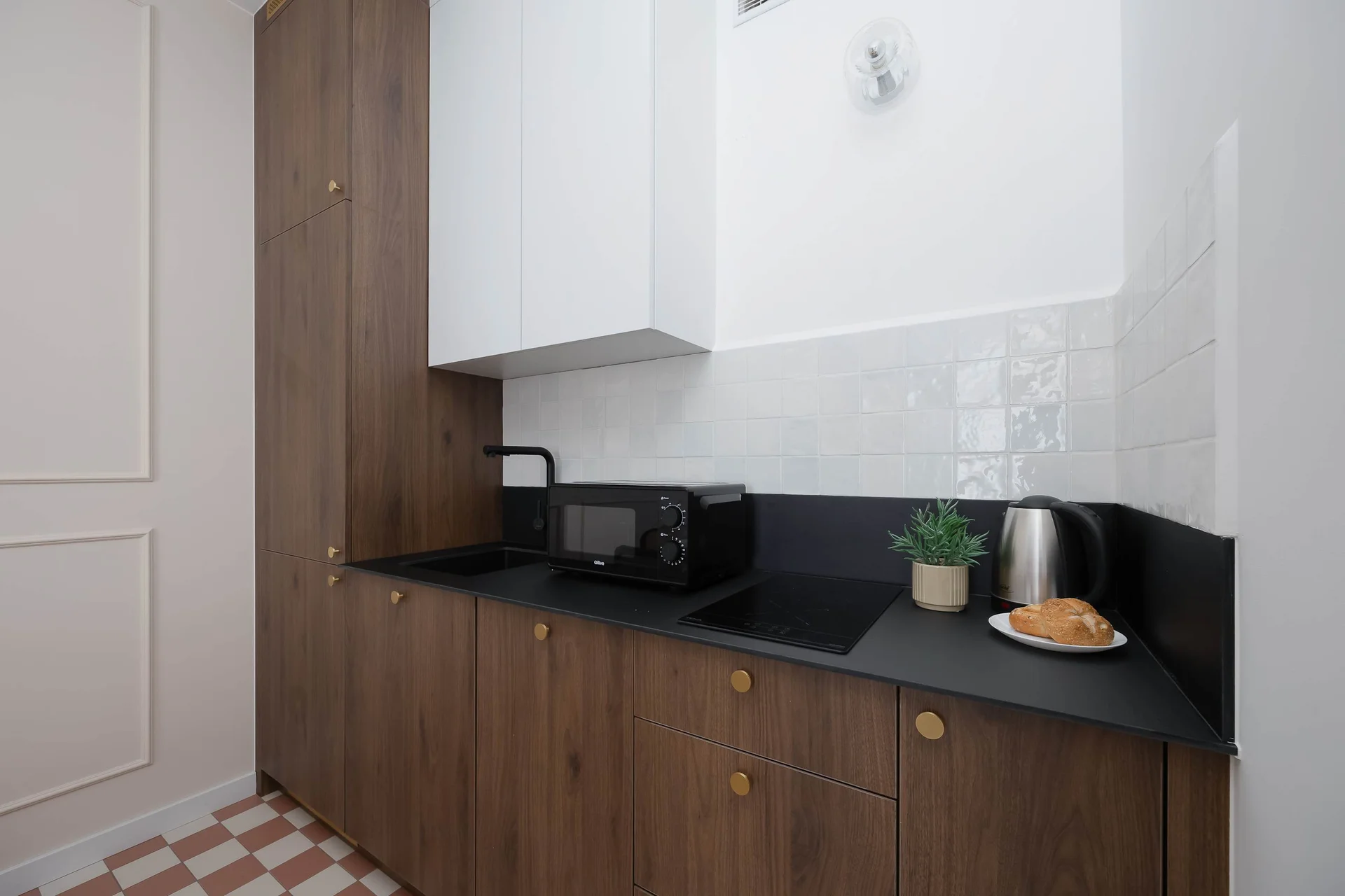 The kitchenette has everything you need to cook a delicious meal.