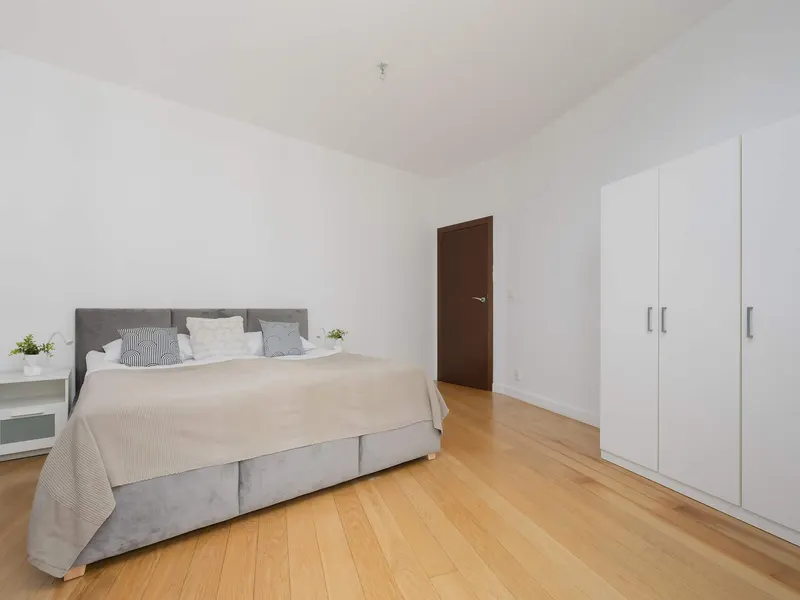 Air-Conditioned 3 Bedroom Apartment in Warsaw by Noclegi Renters – photo 2