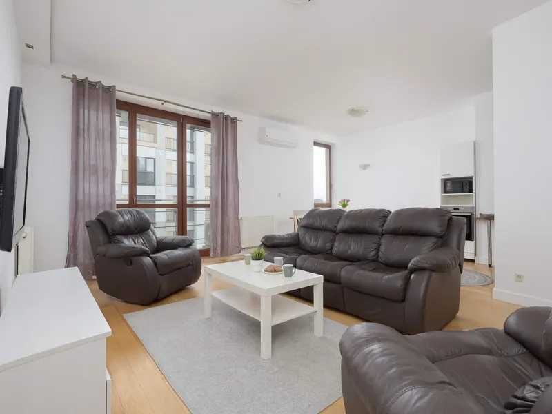 Air-Conditioned 3 Bedroom Apartment in Warsaw by Noclegi Renters – photo 1
