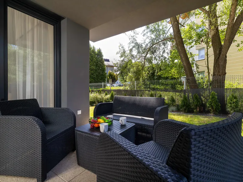 Klimatyzowany Apartament z Ogródkiem | 2 Sypialnie | Miejsce do Pracy – zdjęcie 4