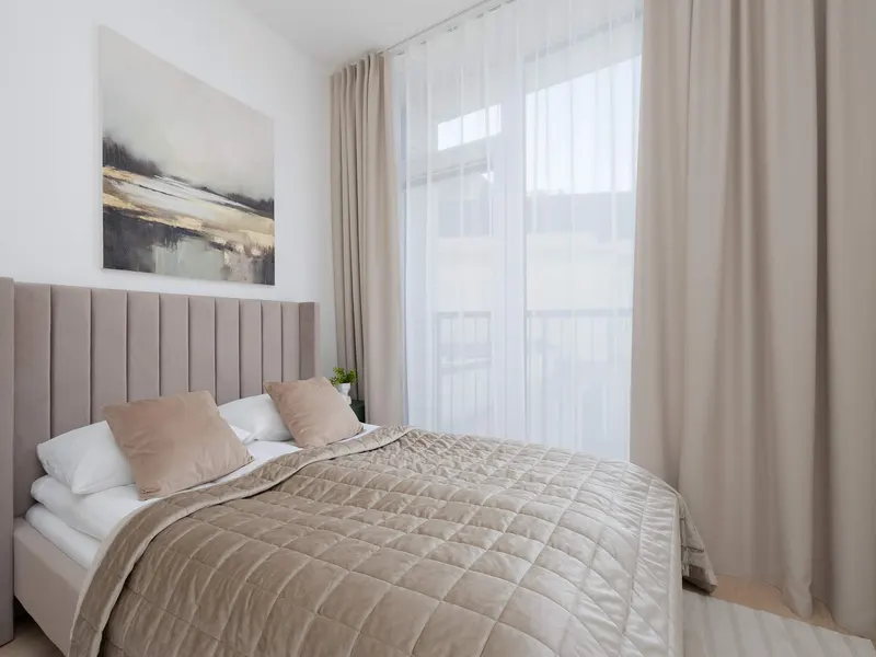 Stylowy Apartament z Balkonem | Widok na Wieżowce – zdjęcie 1
