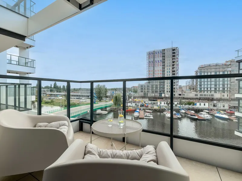 Stylish Apartment with River Views | Garage – photo 3