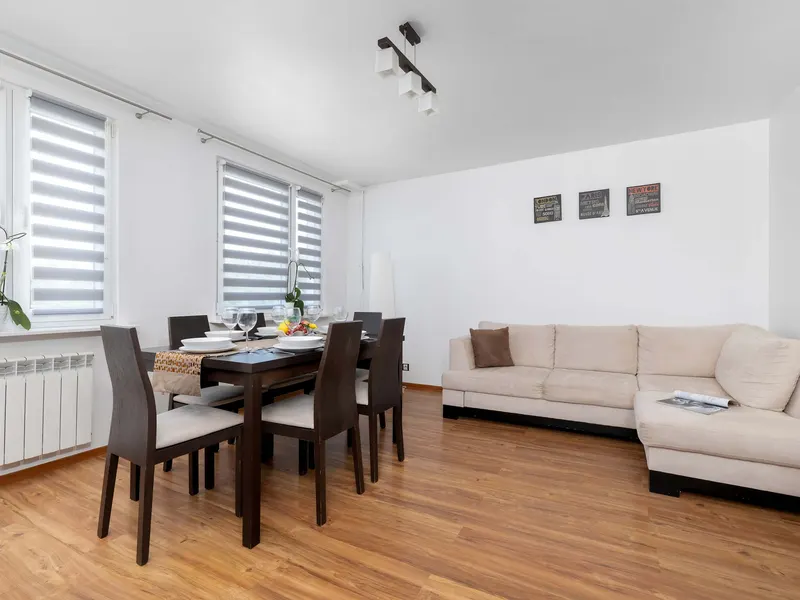 Przestronny Apartament z Balkonem | 3 Sypialnie | Miejsce do Pracy – zdjęcie 1
