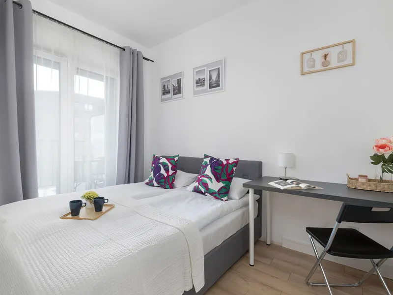 Funktionales Apartment mit Schreibtisch | Fitnessraum und Sauna – Foto 2