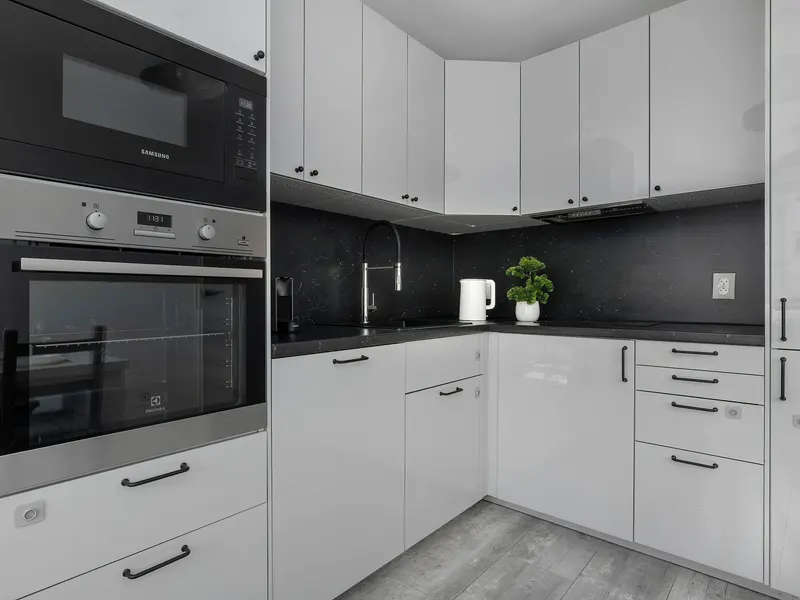 Przestronny Apartament z Balkonem i Biurkiem | Wanna – zdjęcie 3